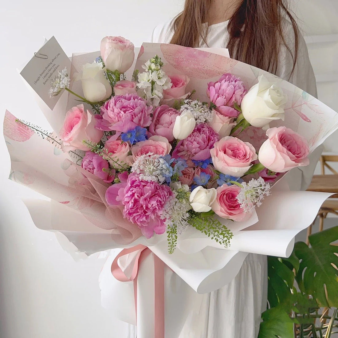 How to present a beautiful bouquet for Valentine's Day - BBJ WRAPS